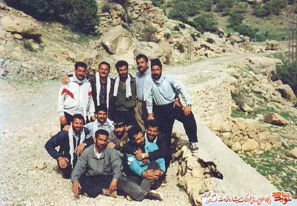 از چپ: ایستاده: آزاده علی اکبر ملوکی - فرهاد فرشاد پور - عباس داود آبادی - بهنام رضایی - آزاده سید صمد سجادی
نشسته: آزاده محمدباقر مشهدی - علی محمد لک - ابراهیم رستم پور - حبیب اله مراد بیگی - صیف الله خاکباز - مجید نوشاد