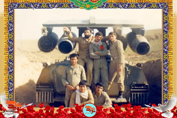 نفر دوم ایستاده از راست شهید مجید عالمیان