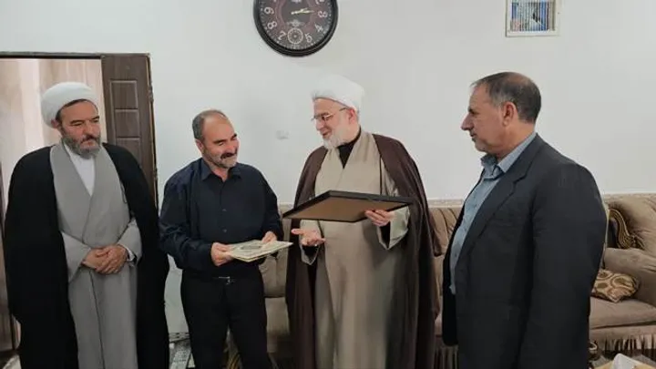 دیدار نماینده ولی‌فقیه در کردستان با خانواده سرباز شهید مهدی رستمی در بیجار