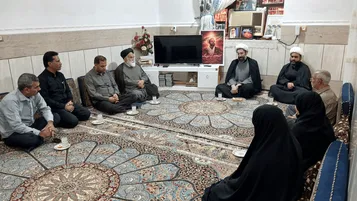 دیدار مسئولان نهاد رهبری با خانواده شهید «مهران خاکسار» در رودان